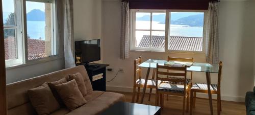 een woonkamer met een bank en een tafel bij A casa de Mateu in Pontevedra