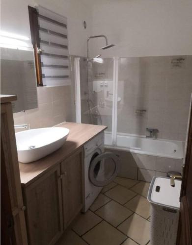 une salle de bain avec un lavabo, des toilettes et une baignoire dans l'établissement Appartement vue mer Les hameaux de Propriano à Propriano, à Propriano
