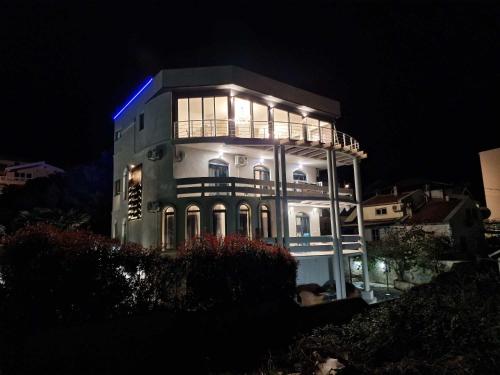 ein Gebäude mit blauem Licht in der Nacht in der Unterkunft Villa Glamour in Šušanj