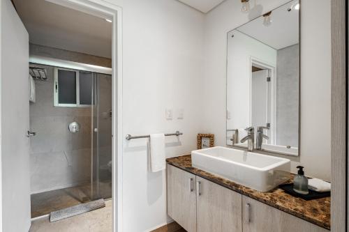 a bathroom with a sink and a shower at Lincoln Square Polanco by RentinBA in Mexico City