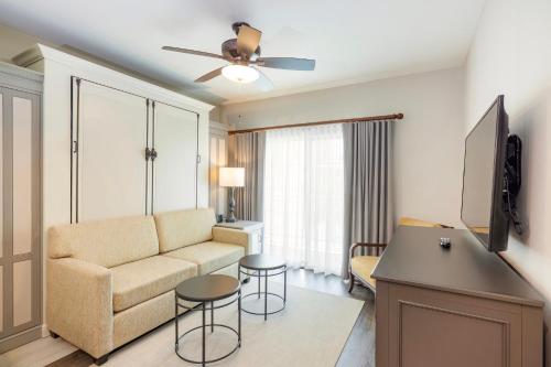 ein Wohnzimmer mit einer Couch und einem Tisch in der Unterkunft WorldMark Orlando Kingstown Reef in Orlando