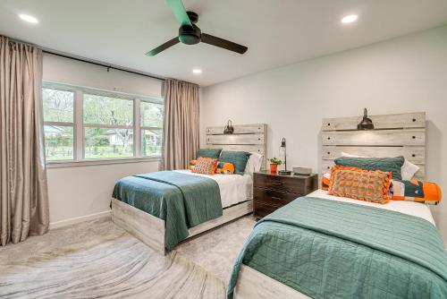 - une chambre avec 2 lits et un ventilateur de plafond dans l'établissement Modern Nacogdoches Vacation Rental Near Downtown!, à Nacogdoches