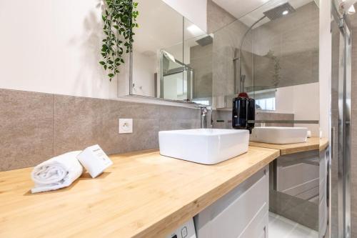 Bilik mandi di Maison tout équipée Châteaugay Terrasse & Garage