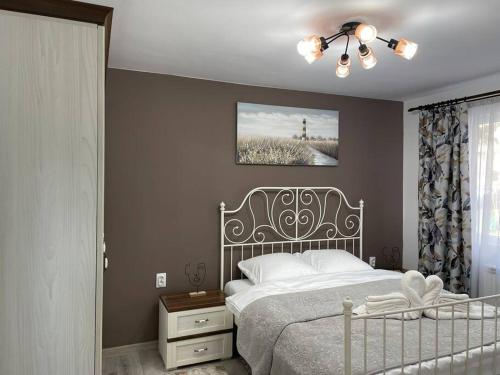 um quarto com uma cama e uma fotografia na parede em Apartament D&T em Vatra Dornei
