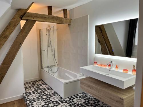 Lassay-sur-Croisne的住宿－Domaine de charme - Les Places，带浴缸、水槽和镜子的浴室