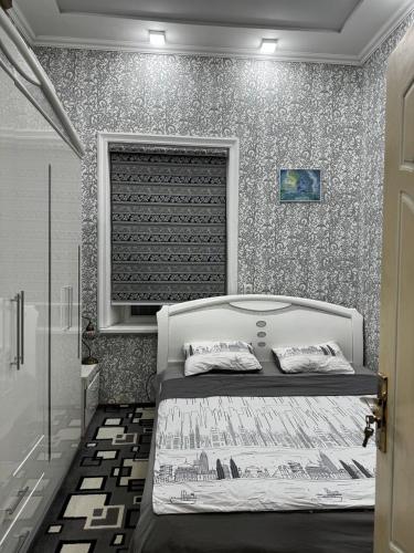 撒馬爾罕的住宿－4х комнатная квартира Дом，卧室配有白色的床和窗户。