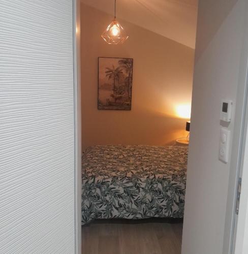 une chambre avec un lit et un tableau au mur dans l'établissement Apartment calme, à Remiremont