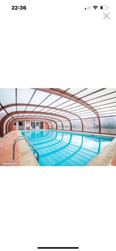 une piscine dans un bâtiment dans l'établissement Maison, à Béziers