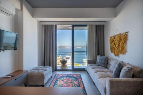 uma sala de estar com um sofá e vista para o oceano em Argento Plazzo Family Apart Hotel em Bodrum City