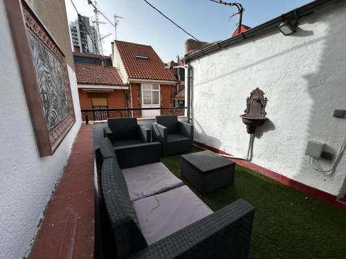 Apartamento con terraza céntrico moderno. Nuevo.