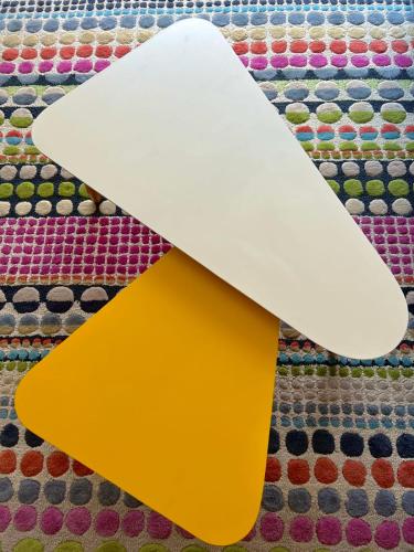 un avion en papier au-dessus d'une couette colorée dans l'établissement Antibes - 4 People - Swimming pool Tennis Garage, à Antibes