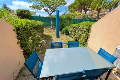 une table bleue entourée de chaises bleues dans l'établissement Antibes - 4 People - Swimming pool Tennis Garage, à Antibes
