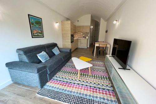 un salon avec un canapé et une table dans l'établissement Antibes - 4 People - Swimming pool Tennis Garage, à Antibes