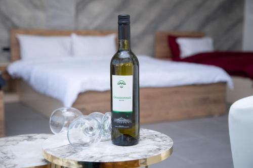 una botella de vino sentada en una mesa con copas en Comfortable Slavej Apartment 1, en Sveti Nikole