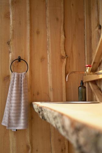 ein Handtuch an einer Wand neben einem Waschbecken in der Unterkunft Trevena Cross Bell Tent in Helston