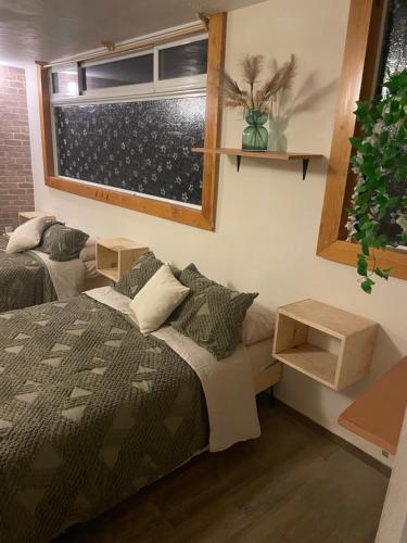 Schlafzimmer mit einem Bett und einem Fenster in der Unterkunft Posada Colón in Toluca de Lerdo