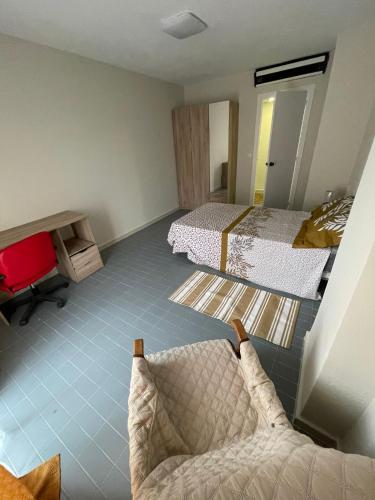 um quarto com duas camas e um sofá em RAYMAR HOUSE em Melilla