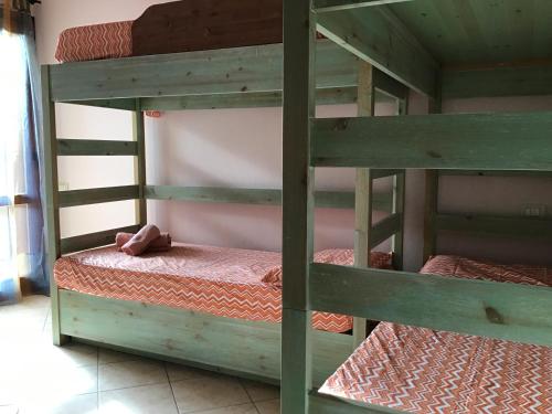 un paio di letti a castello in una stanza di Ohana Blue House a Villasimius