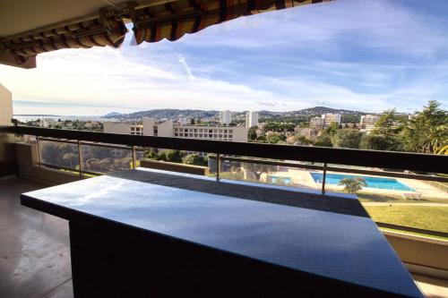 un balcon avec vue sur une ville dans l'établissement Antibes 4 people - Swimming pool and Tennis - Garage, à Antibes