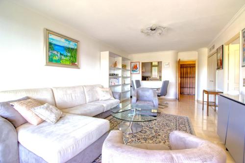 un salon avec un canapé et une table dans l'établissement Antibes 4 people - Swimming pool and Tennis - Garage, à Antibes