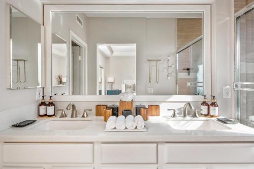 een badkamer met 2 wastafels en een grote spiegel bij Cozy 3BR Newport Coast Villa in Gated Community in Newport Beach