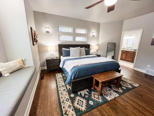 een slaapkamer met een bed en een bank erin bij Talbot Pines in Columbia Falls