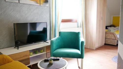 TV a/nebo společenská místnost v ubytování Kuća za Odmor Naša Priča
