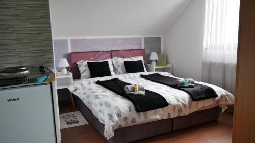 um quarto com uma cama com duas toalhas em Kuća za Odmor Naša Priča em Šipovo