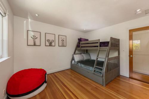 a bedroom with two bunk beds in a room at Bella Vita in Monte Rio