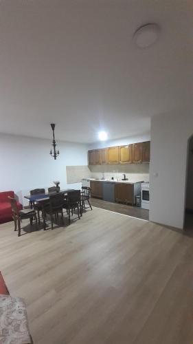 een woonkamer met een eettafel en een keuken bij DUNAV 1 in Smederevo