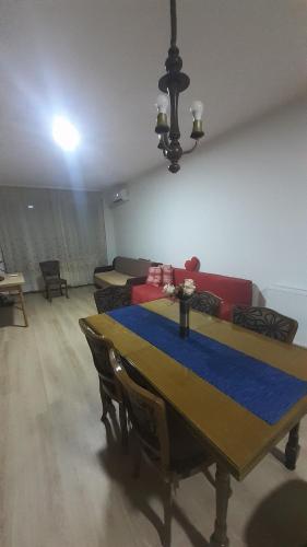 een woonkamer met een tafel en een bank bij DUNAV 1 in Smederevo