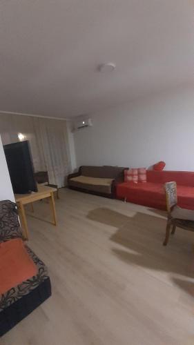 een kamer met 2 bedden en een flatscreen-tv bij DUNAV 1 in Smederevo