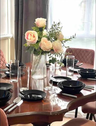uma mesa com um vaso de flores em Holiday apartment Central London em Londres