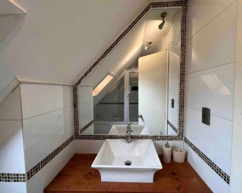 uma casa de banho com um lavatório e um espelho em Casa full Interior em Castro