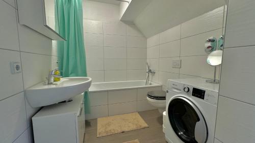 bagno con lavatrice e lavandino di ApartmentOase #2 a Merseburg