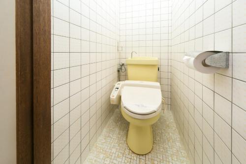 高知市にある8－1 - Vacation STAY 29829vの白いタイル張りの壁のバスルーム(黄色のトイレ付)