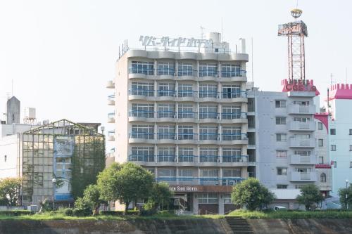 un edificio blanco alto con muchas ventanas en 8－1 - Vacation STAY 29829v, en Kochi