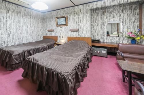 Habitación de hotel con 2 camas y espejo en 8－1 - Vacation STAY 29829v, en Kochi