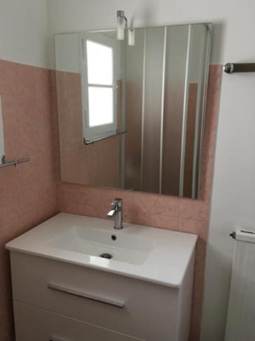 une salle de bain avec un lavabo et un miroir dans l'établissement Arcachon Pereire T2 75m2 en rdc + jardin privé, à Arcachon