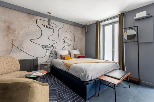 1 dormitorio con 1 cama grande y 1 sofá en Opéra, Grand Boulevard 9ème, suite avec jacuzzi en París