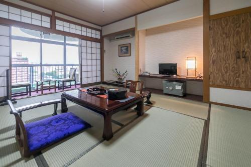高知市にある8－1 - Vacation STAY 29648vのリビングルーム(テーブル付)、バルコニー
