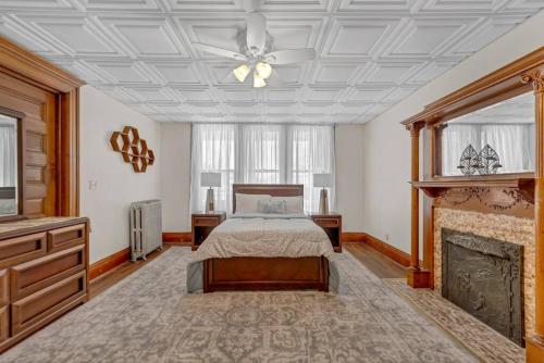 um quarto com uma cama e uma ventoinha de tecto em The Great Buffalo Retreat em Buffalo