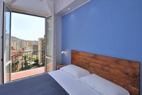 sypialnia z łóżkiem i dużym oknem w obiekcie B&B il Faro w mieście Salerno