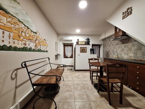 una cocina con 2 mesas y sillas en una habitación en Casa Napoleone, en Sora