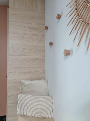 a room with a mirror and a towel at Le Studio in La Louvière