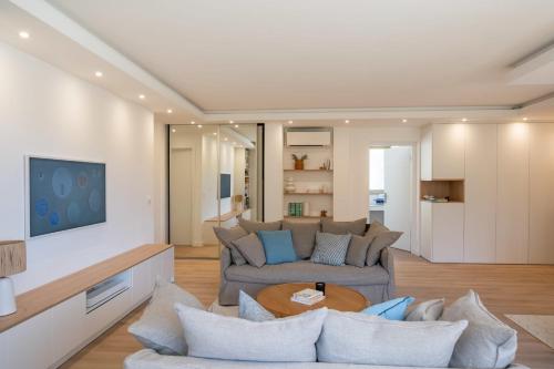 un salon avec un canapé et une table dans l'établissement Antibes Salis - Sea View - 4 People, à Antibes