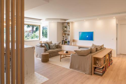 un salon avec un canapé et une table dans l'établissement Antibes Salis - Sea View - 4 People, à Antibes