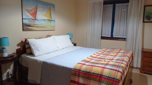 een slaapkamer met een bed met een kleurrijke deken erop bij One bedroom apartement with city view balcony and wifi at Gafanha da Nazare in Gafanha da Nazaré