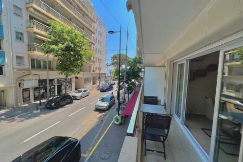 - un balcon offrant une vue sur la rue dans l'établissement Antibes - 4 People - Parking - Terrace, à Antibes