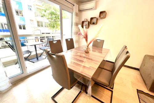 une salle à manger avec une table et des chaises en bois dans l'établissement Antibes - 4 People - Parking - Terrace, à Antibes